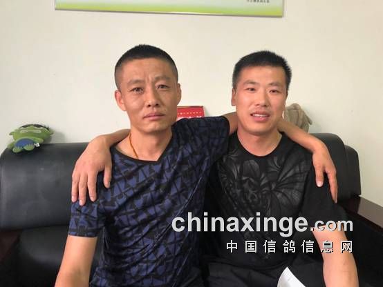 何贵(左)与20多年的好友开尔鸽业副经理刘庆柏(右)